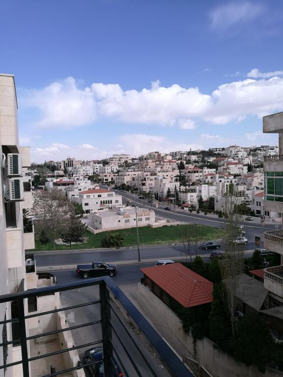 Cozy Dair Ghbar Apartment Amman Exterior photo